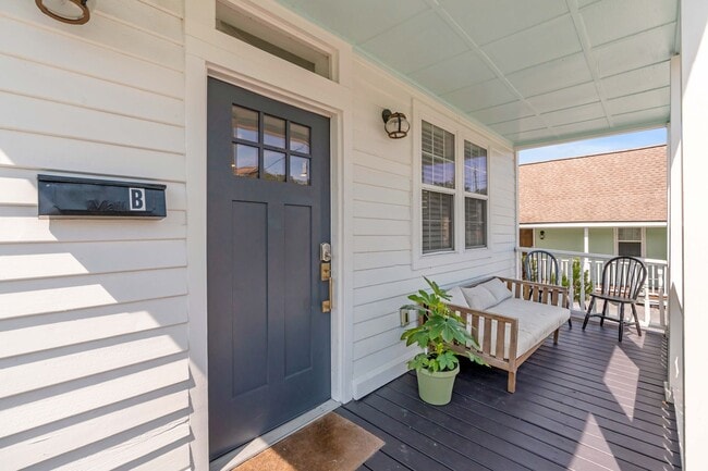 Building Photo - Fully Furnished Downtown Rental