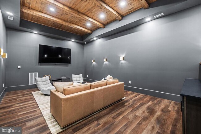 Building Photo - 2623 Maplewood Cir