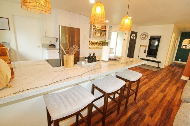 Building Photo - Stand-alone, Remodeled, Tastefully Furnished and Decorated 3Bed/2Bath Home in Southpointe with a ...