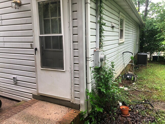 Building Photo - Cute,Belmont-Mt Holly home close to everything