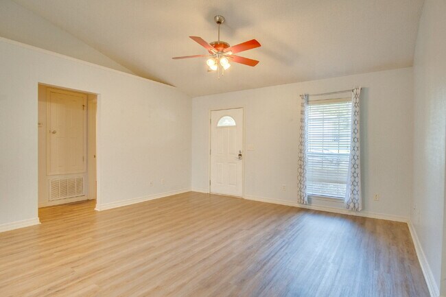 Building Photo - Northeast Pensacola 2 R, 2BA Home Near UWF with LVP Flooring, Large Sunroom, Spacious Lot & Backy...