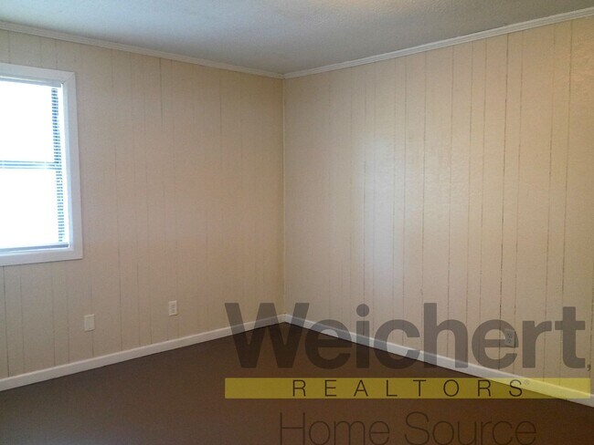 Building Photo - Updated 2-Bedroom with Easy Commute