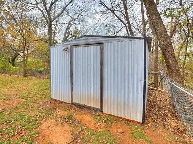 Building Photo - 305 Woodside Dr