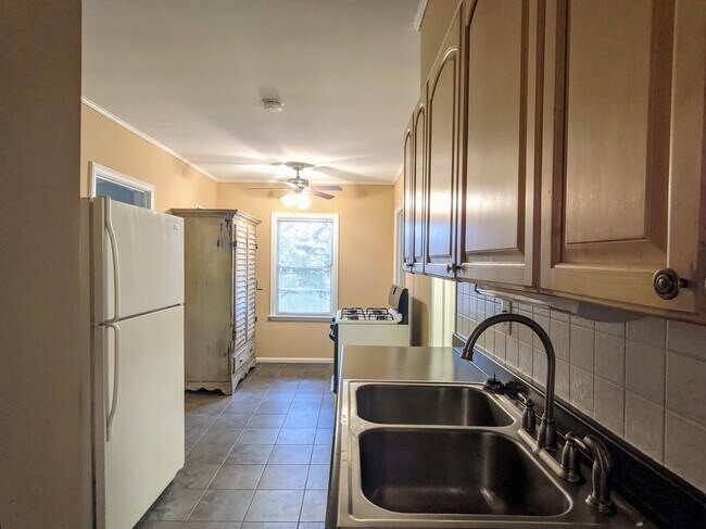 Building Photo - Charming 1 Bedroom Duplex in Buckhead!