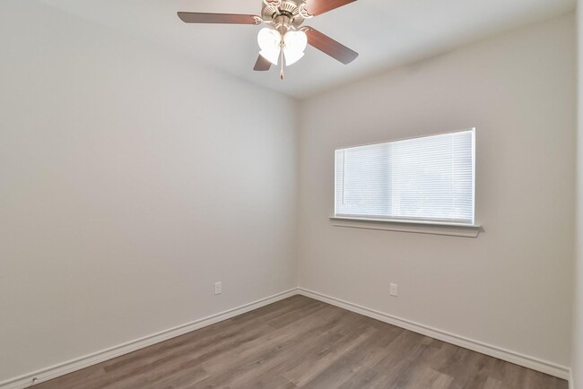 Building Photo - Spacious Duplex Living in Fort Worth, TX