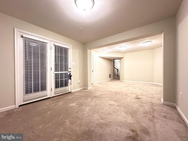 Building Photo - 920 Hopkins Cor