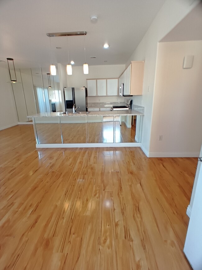 Building Photo - 855 N Stephanie St