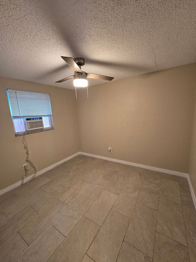 Building Photo - 2 BEDROOM 1 BATH NEAR USF
