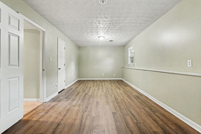 Building Photo - 3030 Green Meadow Ln
