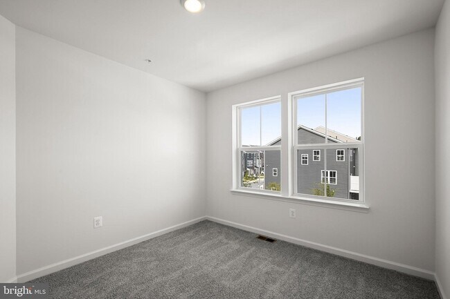 Building Photo - 643 Eastland Row