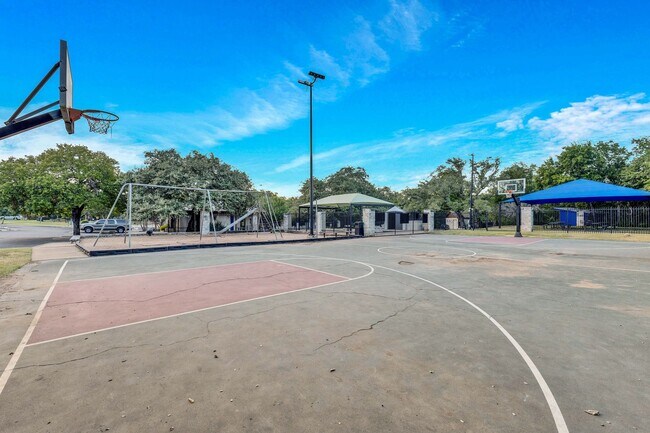 Building Photo - Beautiful Home in Shady Hollows Available ...