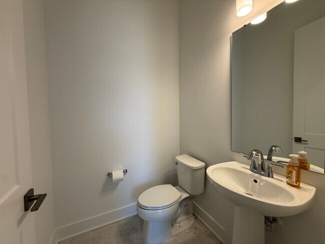 Building Photo - Beautiful 4 Bedroom Single Family Home