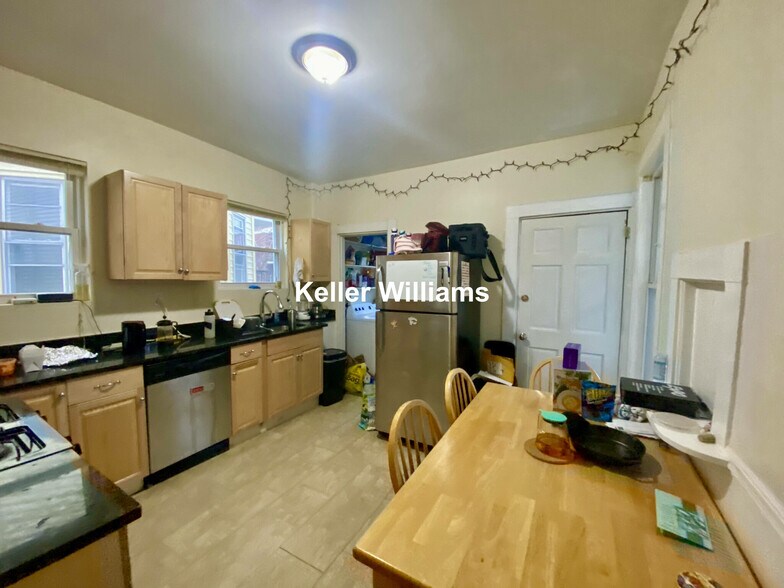Building Photo - 53 Hillside St