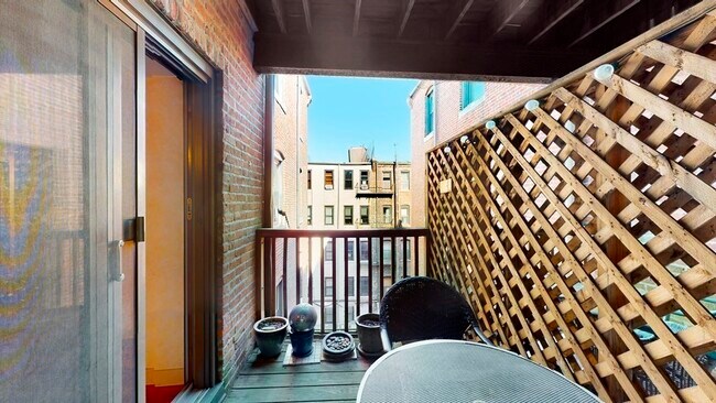 Building Photo - 84 Gainsborough St