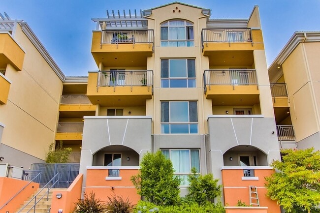 Primary Photo - Bright 1 Bed / 1 Bath Condo in Upscale Com...