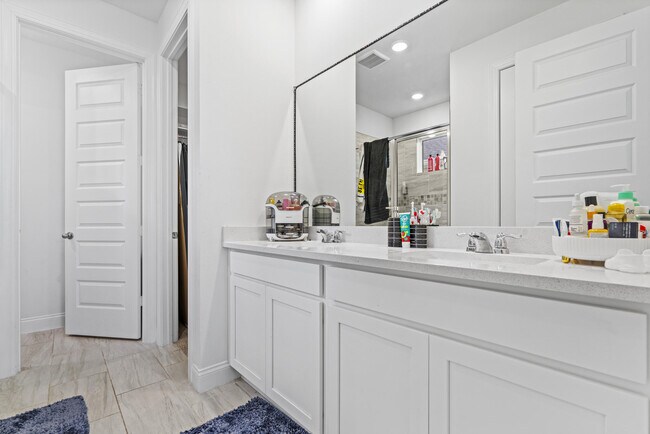 Building Photo - 8906 Dahlia Cir