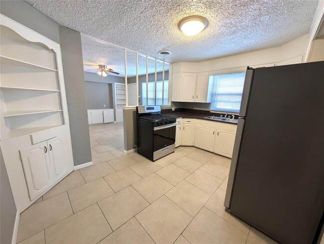 Building Photo - 2800 NE 17th St