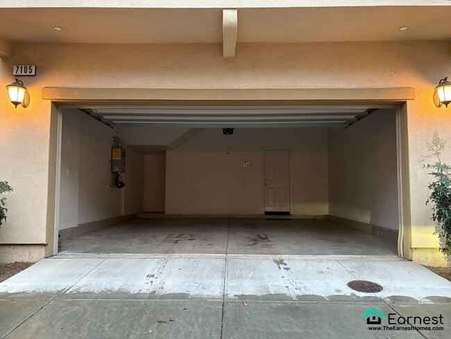 Building Photo - 3 + 2.5 Spacious & Stylish Home in Van Nuy...