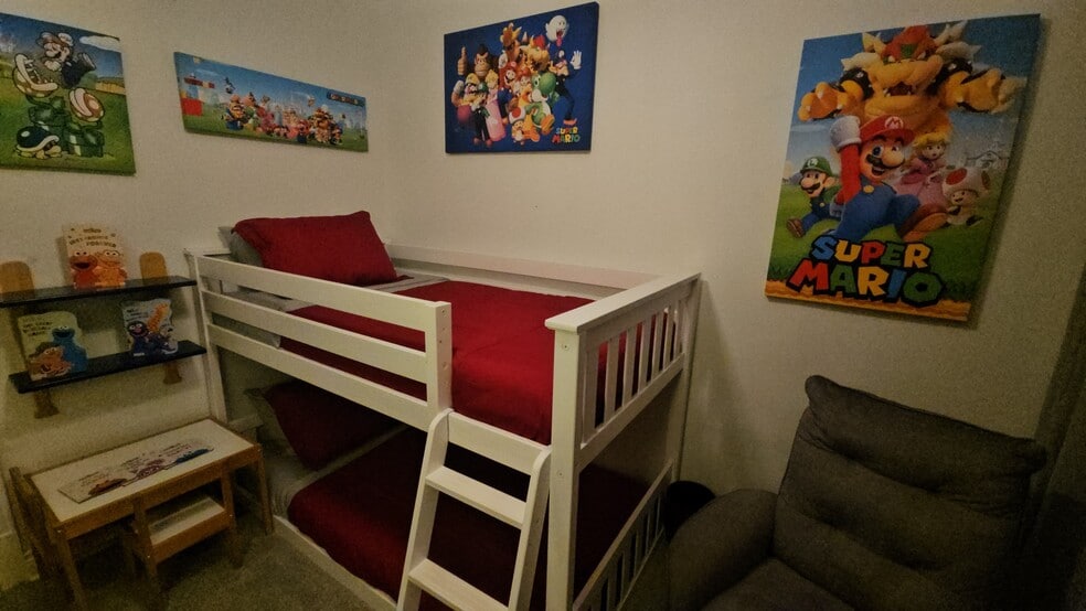 Main Level Bedroom - 7914 S Ridgeland Ave