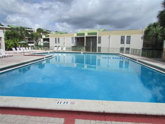 Building Photo - 8820 Fontainebleau Blvd