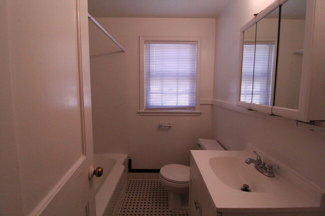 Building Photo - October FREE On This 2 Bedroom 2 Bath Dupl...