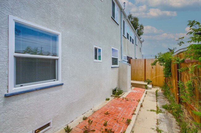 Building Photo - Updated 2-Bed Condo in Prime North Park