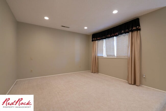 Building Photo - Spacious 5 Bedroom Home in A Quiet Communi...