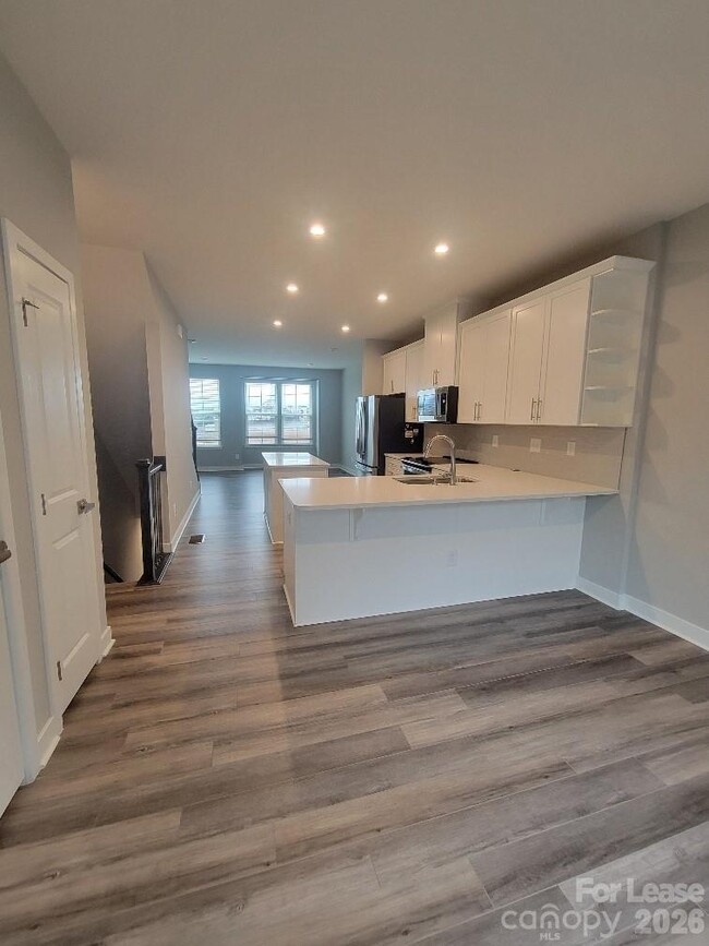 Building Photo - 3633 S Tryon St