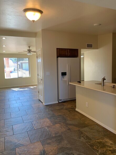 Kitchen - 607 N De Medici Pl