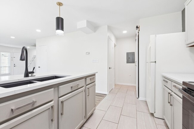 Building Photo - Columbus Station Condo-Ready to move in