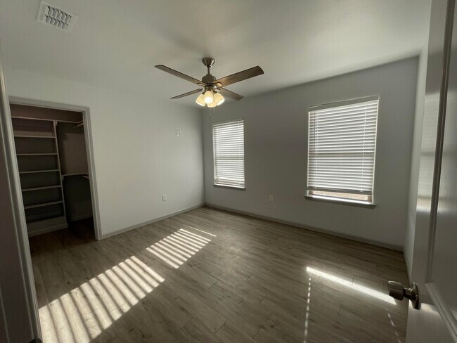 Building Photo - 5610 Kemper St