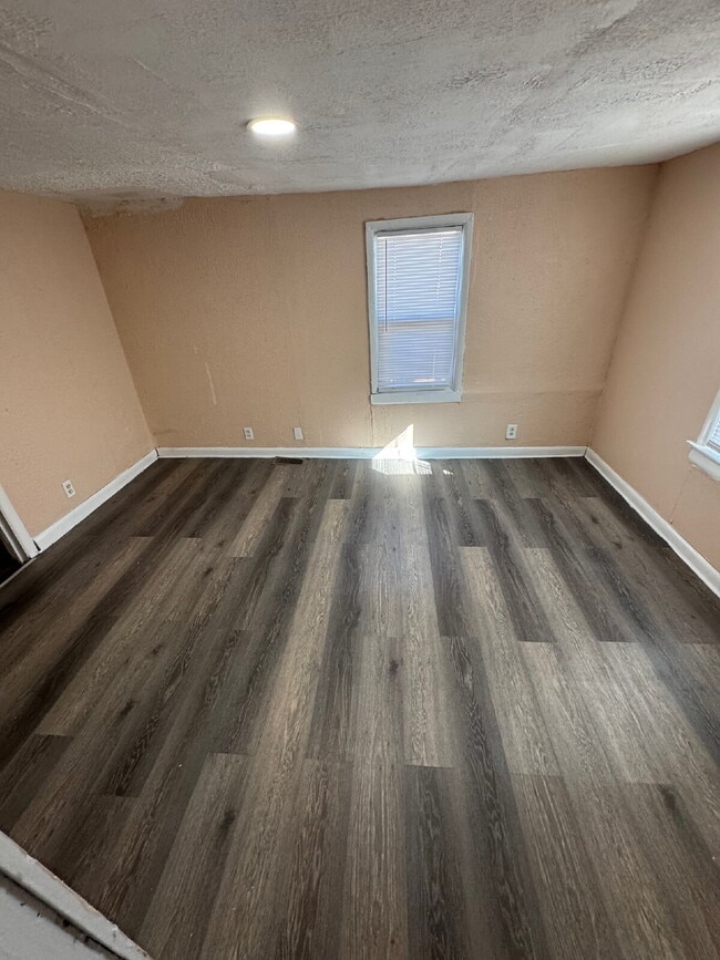 Building Photo - 2 Bedroom, 1 Bathroom with fenced yard, and is centrally located in Wichita Ks