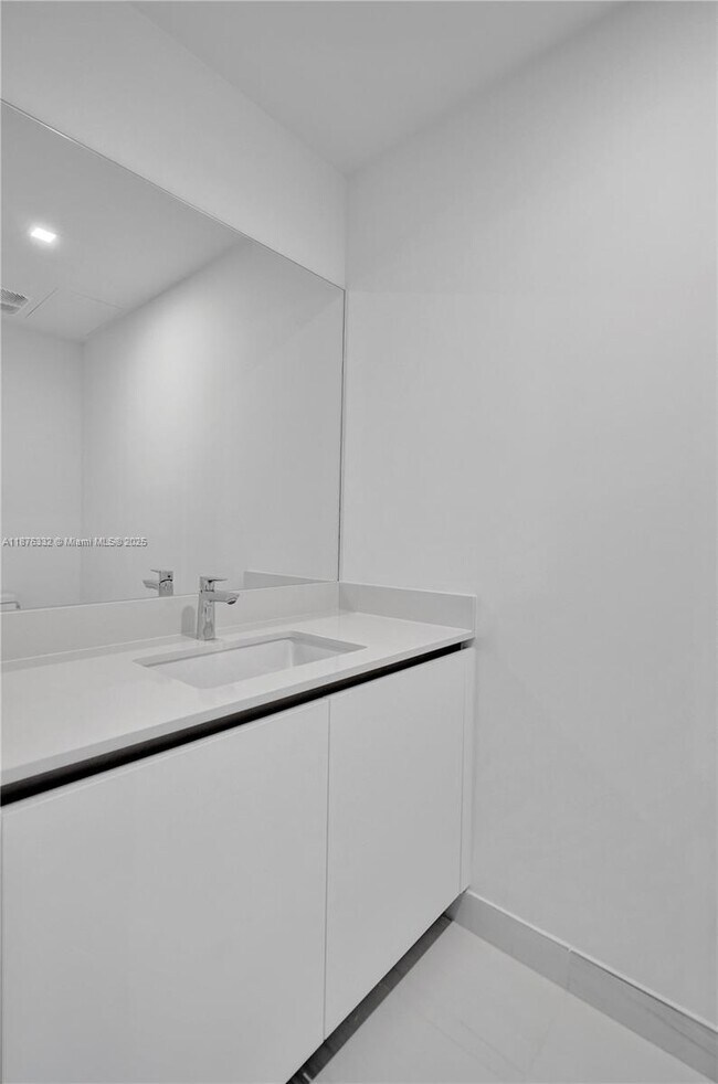 Building Photo - 900 N Ocean Blvd