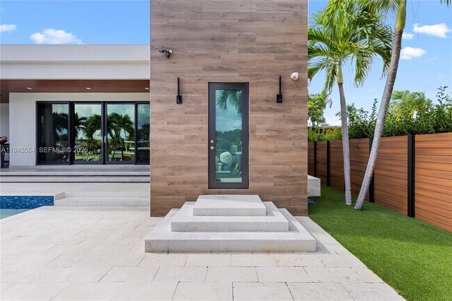 Building Photo - 12911 Oleander Rd