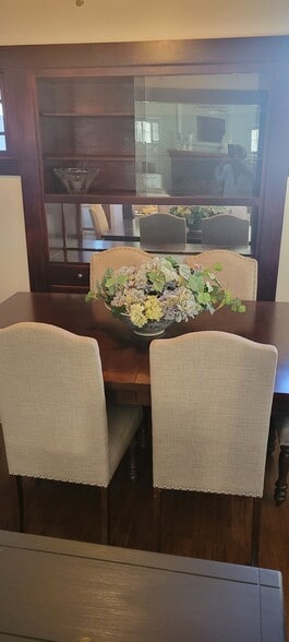 Building Photo - 1055 NE Grandview Dr