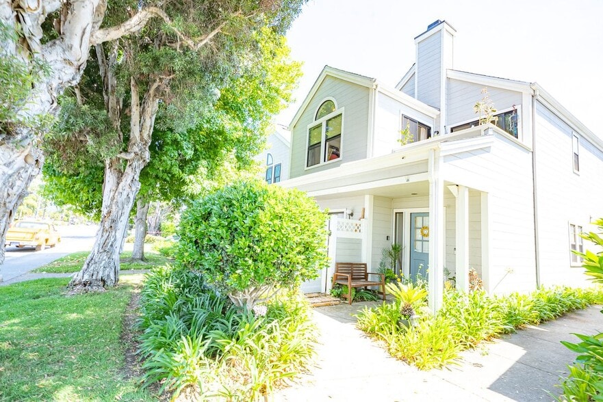 Primary Photo - 4527 Carpinteria Ave