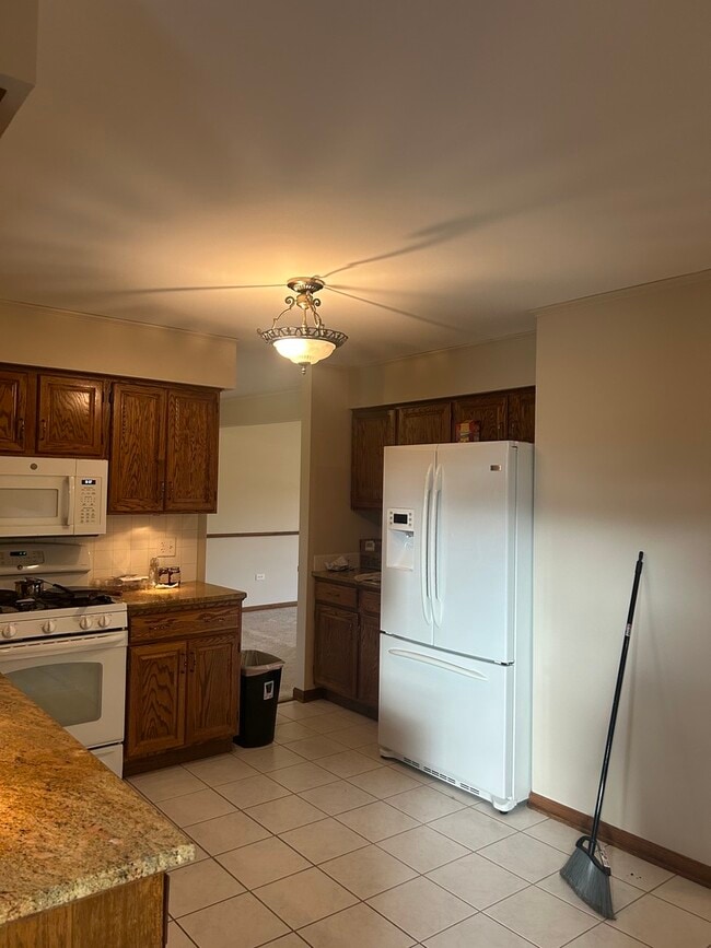 Building Photo - 527 Springwood Ln