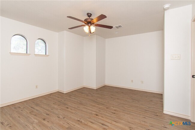 Building Photo - 1020 Woodland Bend Cir