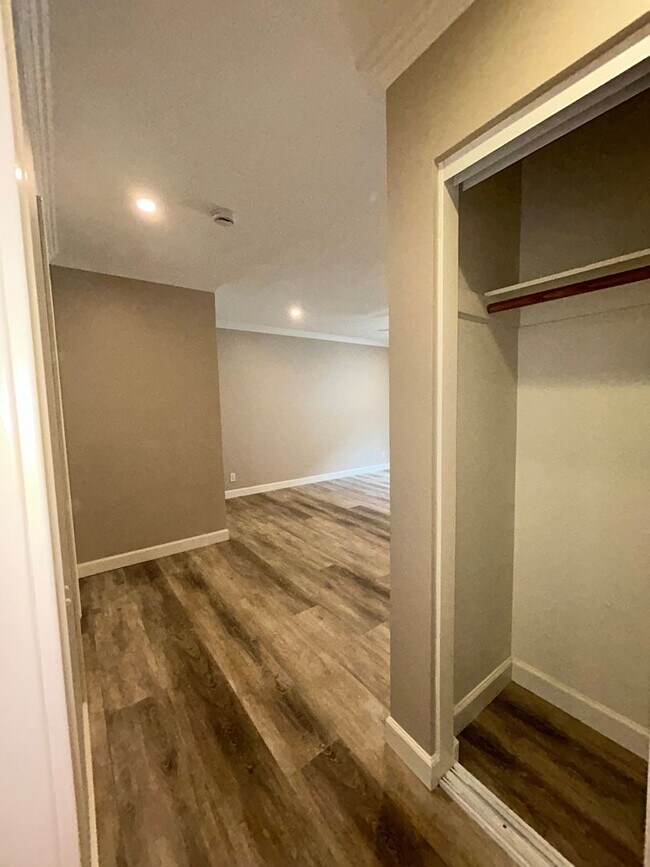 Building Photo - Beautiful 3 Bedroom 2 Bath condo!!