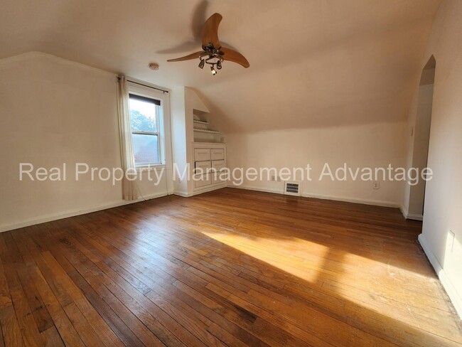 Building Photo - Ferndale Artistry with 2 Full Baths - Short Walk to Downtown Ferndale!