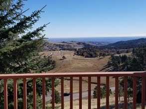 Building Photo - 556 Ridgeside Dr