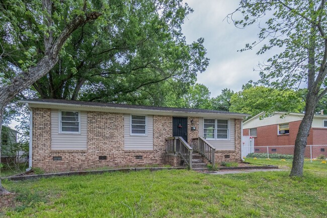 Building Photo - 3-bedroom, 1-bath home with a fully fenced-in yard!