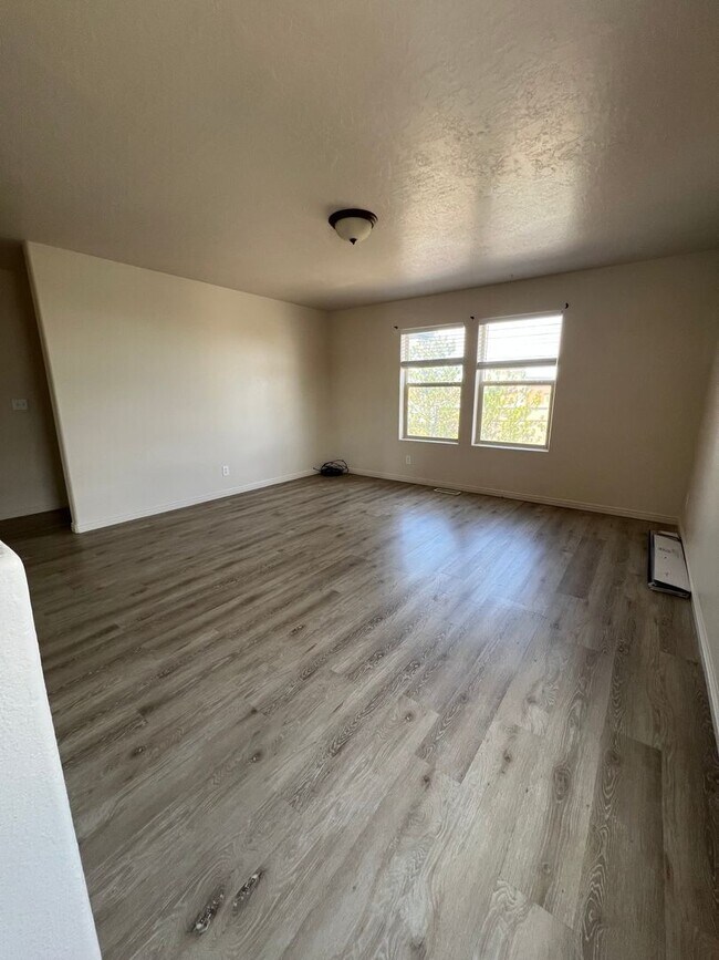 Building Photo - Oversized Townhome in Town!