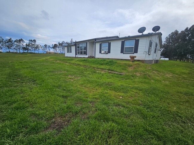 Building Photo - Spacious Home on 5 Acres For Rent!