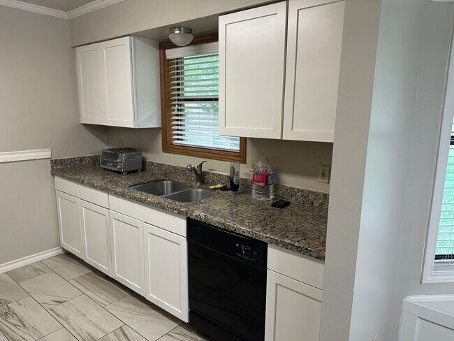 Building Photo - College Station - 3 Bedroom - 2 Bath - 2 vehicle car - Fenced in back yard - House.