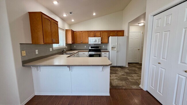 Building Photo - Kennewick Location on Quiet Cul-de-Sac! 3 bed, 2 ba