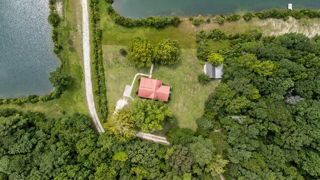 Building Photo - 126 George Jones Rd