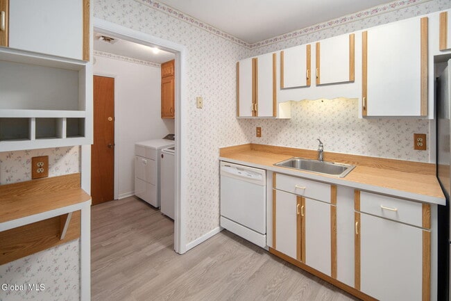 Building Photo - 4 Sugarbush Rd