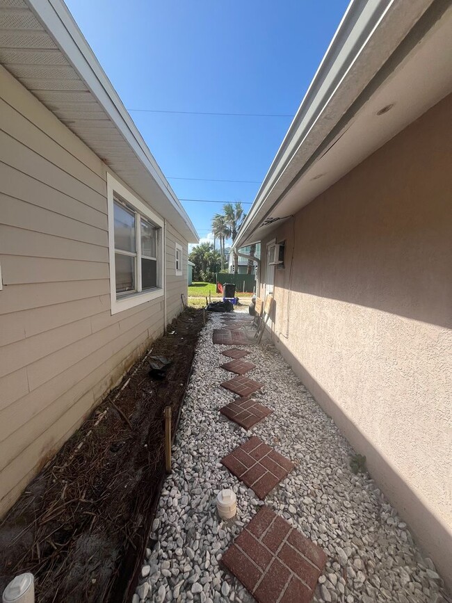 Building Photo - Beach front Studio in Flagler Beach!