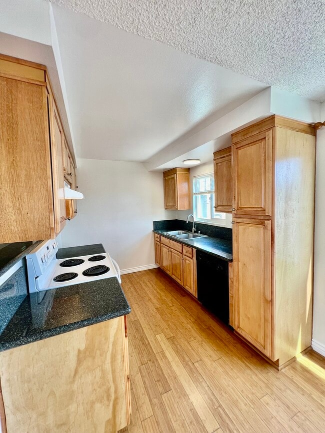 Primary Photo - 1218 Amethyst St